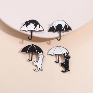 Lot de broches mignonnes en métal de chats noir et blanc avec motifs de parapluie