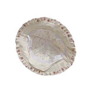 Chapeau de soleil pour bébé avec motif de marguerites roses et doublure en maille crème