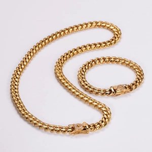 Détail d'un ensemble collier et bracelet maille cubaine dorée avec fermoir pavé