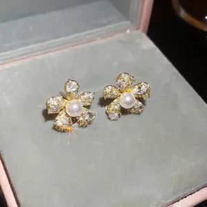 Elegante Blumen-Ohrstecker mit Perlen und Zirkonia-Blütenblättern in einer Samtbox