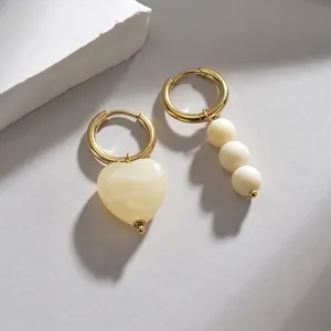 Boucles d'oreilles créoles dorées asymétriques avec perles cœur et rondes