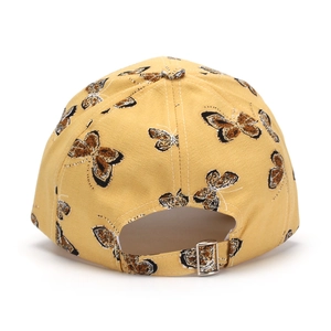 Détail de la casquette de baseball à imprimé papillon avec boucle métallique réglable