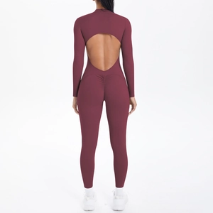 Detail eines weinroten Langarm-Bodysuits mit offenem Rücken und Scrunch-Butt-Naht