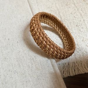 Détail macro d'un jonc en rotin tressé à la main montrant les fibres naturelles