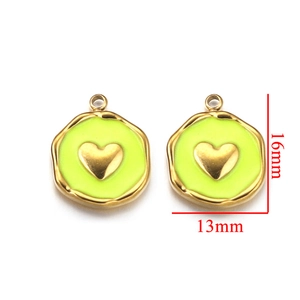 Détail d'un pendentif cœur vert citron avec bordure dorée, dimensions 16mm par 13mm