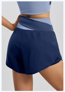 Détail de la taille haute croisée et du design double couche du short de yoga