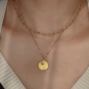 Collana a doppio strato placcata oro 18k con ciondolo a sole e perline color ambra