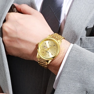 Montre quartz dorée pour homme avec bracelet en maille et double calendrier sur poignet