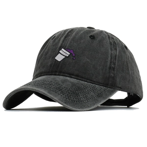 Gros plan d'une casquette de baseball grise délavée avec broderie de coupe violette