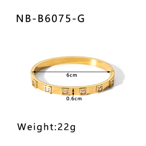 Détails du diamètre de 6cm et largeur de 0,6cm du jonc plaqué or 18k serti de zircons