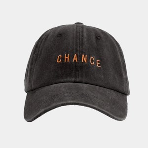 Detail der orangefarbenen CHANCE-Stickerei auf einer grauen Vintage-Baseballkappe
