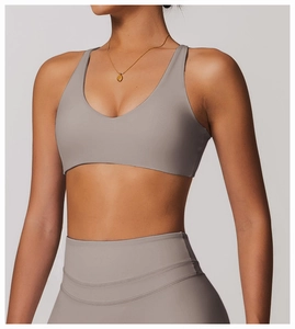 Détail du soutien-gorge de yoga gris-violet et du legging taille haute aux coutures fines