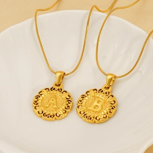 Collier chaîne serpent dorée avec pendentifs ronds ajourés lettres A et B sur platine