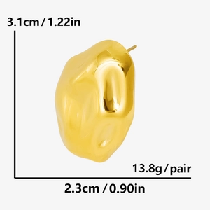 Detail view of 18k gold irregular stainless steel earrings with dimensions 3.1x2.3cm