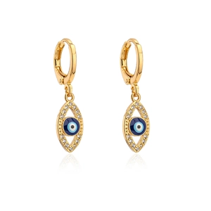 Detail von 18K vergoldeten Evil Eye Creolen mit blauem Emaille und Zirkonia-Steinen