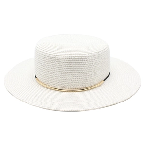 Dettaglio cappello di paglia bianco a cima piatta con corda nera e accento dorato