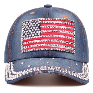 Casquette en denim bleu foncé avec drapeau américain en strass et clous argentés sur visière