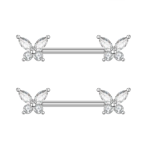Dettaglio di piercing al capezzolo in argento con motivi a farfalla in zircone lucido