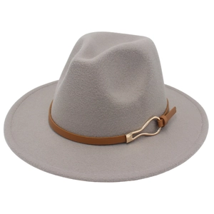 Gros plan d'un chapeau fedora classique en feutre gris avec une élégante sangle en cuir