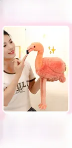Gros plan d'une peluche flamant rose corail doux avec une texture très duveteuse