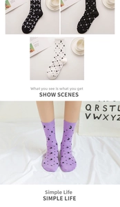 Detail von Baumwollsocken mit Stern- und Mondprints in Schwarz, Weiß und Violett