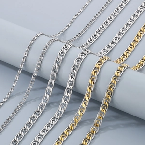 Makro-Detail von silber- und goldfarbenen Edelstahl-Büroklammerketten-Gliedern