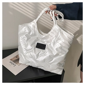 Detailansicht der weißen gesteppten Tragetasche mit schwarzem Fashion Bags Logo-Etikett
