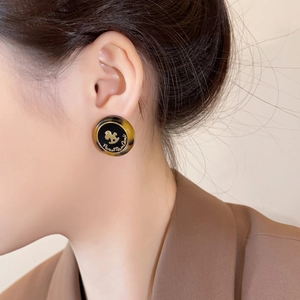 Boucles d'oreilles rétro en résine écaille de tortue avec motif cheval à bascule doré