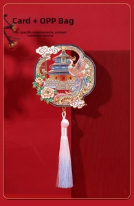 Détail d'un aimant en métal avec Temple du Ciel, motifs de phénix et pompon en soie bleue