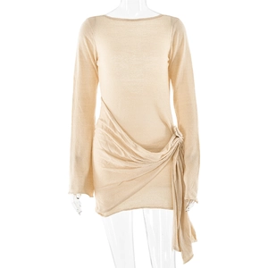 Detailansicht beige Strickkleid mit seitlichem Knoten und asymmetrischen Faltenstrukturen