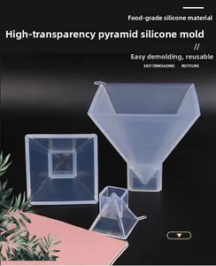 Close-up van drie maten piramide siliconen mallen van voedselveilig doorschijnend materiaal