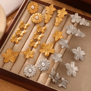 Boucles d'oreilles fleurs dorées et argentées et pendentifs papillons avec perles