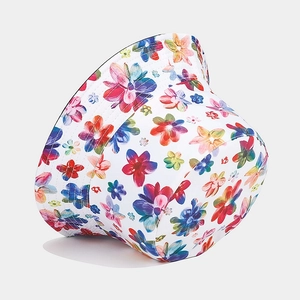 Détail du motif floral coloré sur le chapeau bob en toile durable pour l'été