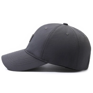 Dunkelgraue atmungsaktive Baseballkappe mit Stickerei und gebogenem Schirm für Sport