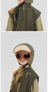 Nahaufnahme der Kinder Winterfliegermütze mit Brille und Fleeceweste in Armeegrün
