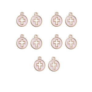 Detailsicht von zehn vergoldeten rosa Emaille-Kreuzanhängern für DIY-Schmuck