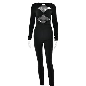 Combinaison noire sexy à manches longues avec découpes et coupe moulante femme