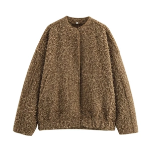 Détail de la veste en peluche marron avec franges et col rond sur fond blanc