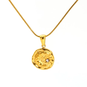 Collana vintage in acciaio inossidabile dorato con luna, stella e trama martellata