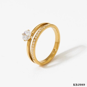 Bague double anneau dorée avec diamants micro-pave CNC et gemme centrale ronde claire