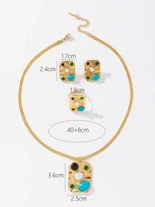Détails d'un ensemble de bijoux avec pierres colorées et perles montrant les dimensions