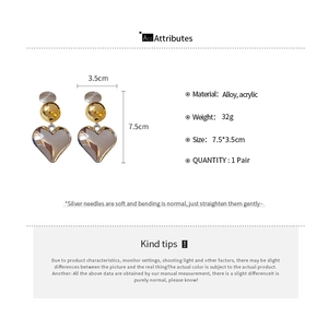 Detail of alloy heart earrings with acrylic finish, silver needles and product dimensions