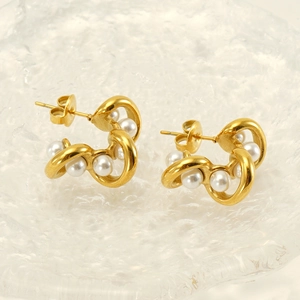 Exaggerated vintage twist hoop earrings in 18k gold finish with embedded pearls for women