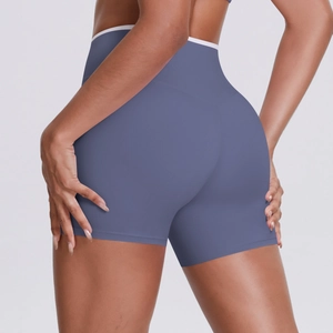Détail du short de yoga taille haute bleu avec bordure blanche et coupe galbante fessier
