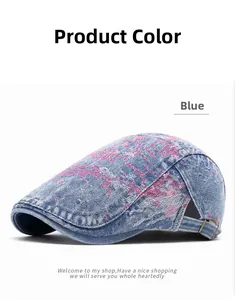 Dettaglio del berretto in denim lavato con motivi tie-dye rosa e fibbia in metallo