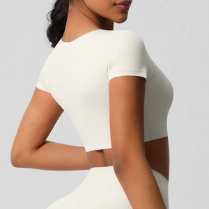 Haut de yoga blanc ajusté montrant la texture mate et les coutures ergonomiques