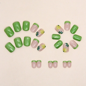 Faux ongles carrés courts avec paillettes vertes, style français et motifs marguerite