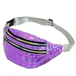 Détail des paillettes holographiques violettes et double fermeture éclair du sac