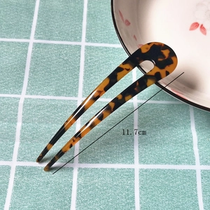Detail view of tortoiseshell acetate U-shaped hair pin with 11.7cm size dimension