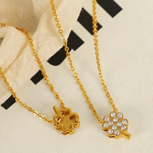 Elegante goldene Kleeblatt-Halskette mit Zirkonia-Besatz und filigranem Hohl-Design